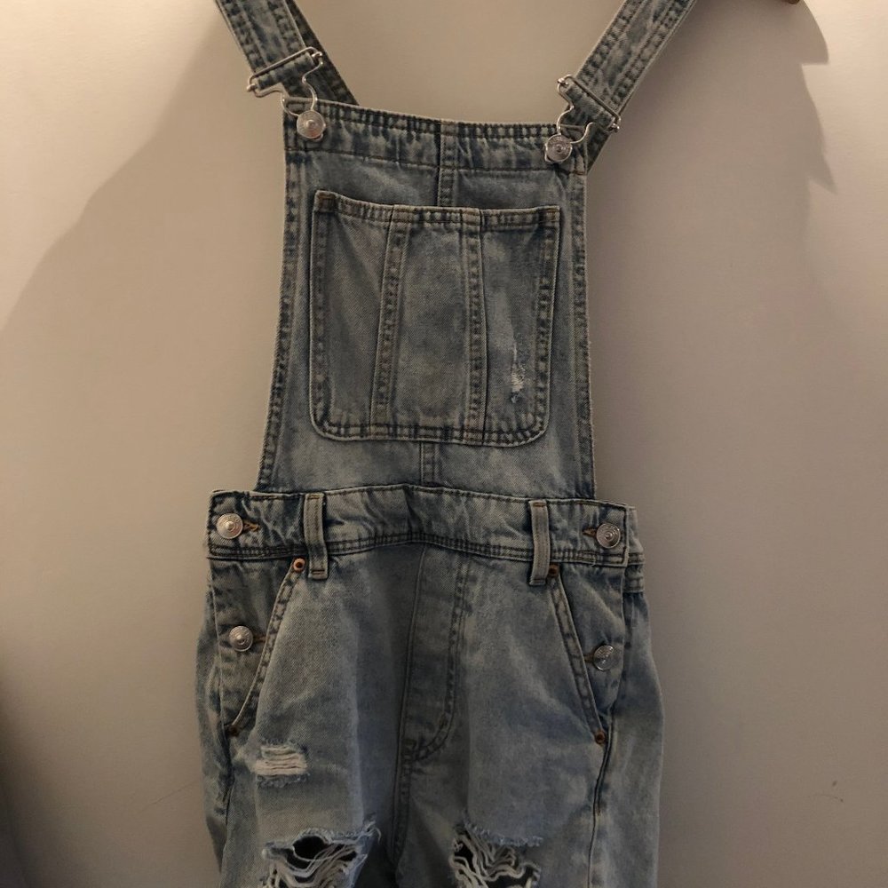 DIVIDED overall jean shorts